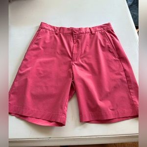 Vineyard Vines men’s dress shorts. Size Medium with a 7 inch inseam.